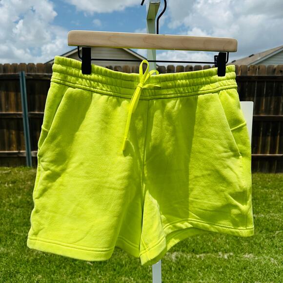 Lululemon Loungeful HR Neon Yellow Short 4 inch Size 8 - Picture 1 of 3